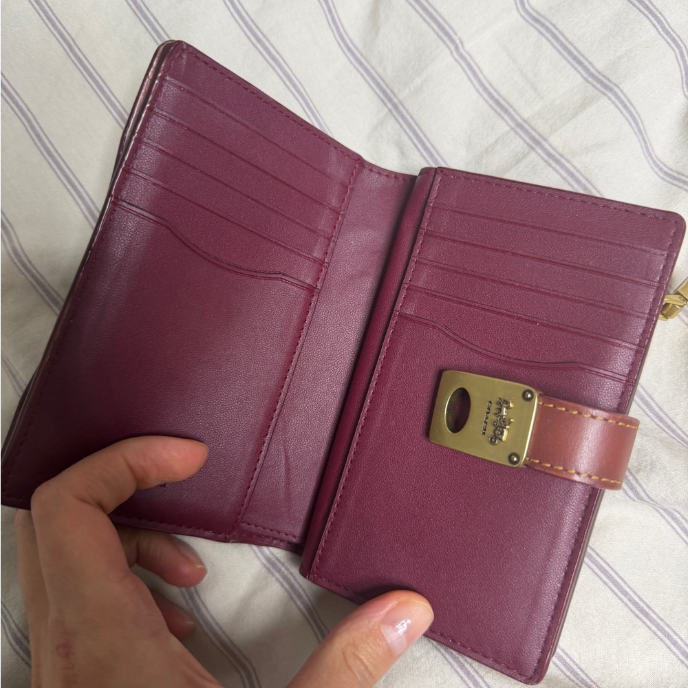 Coach Hutton Wallet In Signature
Canvas Brass / Tan Rust - Picture 3 of 9